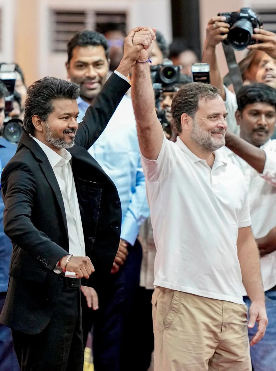 pratapvivek007's tweet photo. #तमिलनाडु_में_भी_OPS_लागू_करें_CM_साहब 
जननायक राहुल गांधी जी ने राजस्थान, छत्तीसगढ़ और हिमाचल में OPS लागू कराकर इतिहास रचा वहीं दूसरी ओर देशभर के 1cr 20lकर्मचारियों को उम्मीद है कि तमिल युवा और डायनामिक मुख्यमंत्री थलपति विजय थिरू तमिलमेभी #OPS लागू करेंगे #NMOPS @vijaykbandhu https://t.co/thSsjD0bkZ