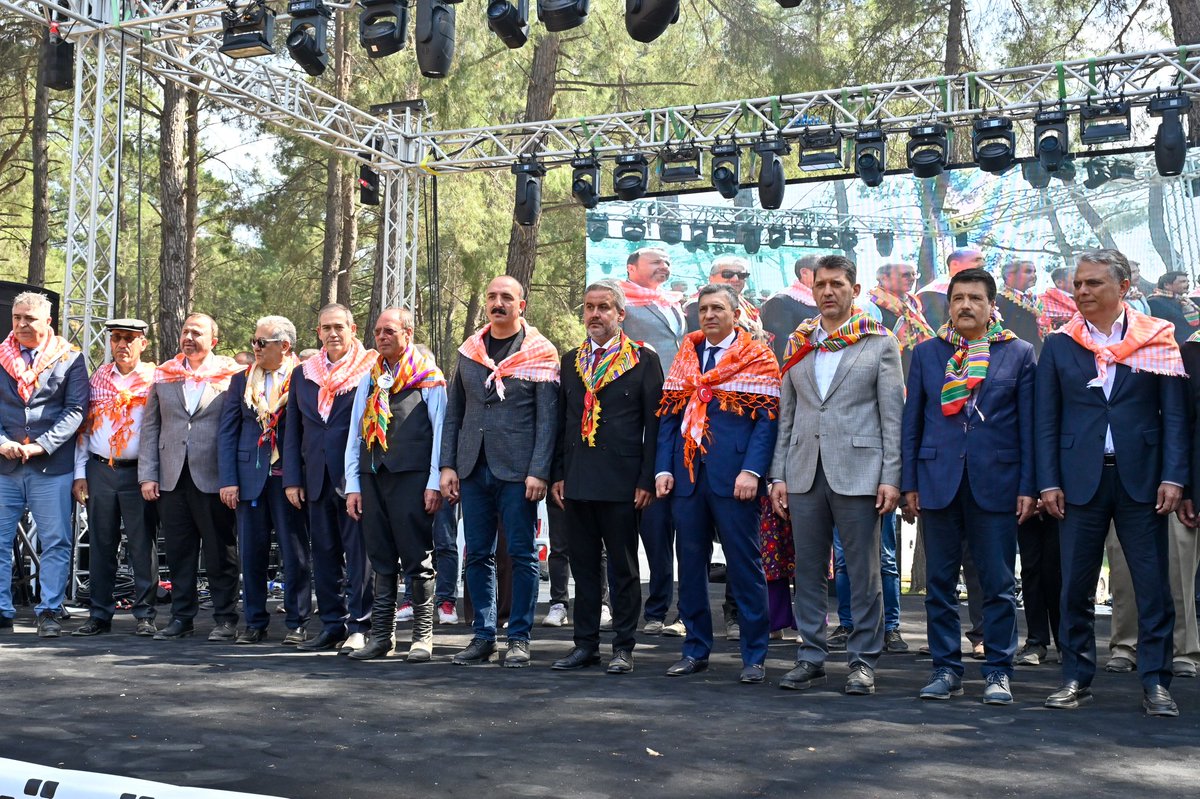 AntalyaTSO's tweet photo. Yönetim Kurulu Başkanımız Yusuf Hacısüleyman, Antalya Valimiz Sayın Hulusi Şahin’in teşrifleriyle, Antalya Yörükler Derneği Başkanı Abdullah Duman ev sahipliğinde düzenlenen 28. Yörük Şöleni ve Toyu’na katılım sağladı.

Başkan Hacısüleyman, yaptığı selamlama konuşmasında, “Toy alanına girdiğim ilk andan itibaren ne kadar büyük bir aile olduğumuzu bir kez daha hissettim. Az önce bir çadıra girdik, başlı başına güzel bir birlikteliğin simgesi. Çünkü çadırın içerisinde baş köşe yok, çadır yuvarlak, herkes yan yana oturuyor. Herkes birbirine eşit mesafede, eşit yakınlıkta. Ne kadar güzel bir duygu. O çadırları ayakta tutan ocaklardan, obalardan söz edildi. Bugün ise ülkemizde fabrikaların dumanları yükseliyor, bacasız sanayimiz olan turizm gelişiyor. Nereden nereye geldik ama ne olursa olsun, o kardeşlik sevgisini ve birlikte yaşamanın verdiği mutluluğu hiçbir zaman unutmadık” ifadelerini kullandı.

Programda, Antalya Yörük Beyi ve Antalya İş İnsanları Derneği (ANTİAD) Başkanı Bilal Köleoğlu, Odamız 7. Grup (Ekmek, un ve unlu mamüller) Meclis Üyemiz Özer Gözüm, milletvekilleri, siyasi parti il başkanları, ilçe belediye başkanları, yörük dernekleri ile çok sayıda davetli yer aldı.

@YHacisuleyman07 @bogachangoksu @HakanPakal @MuratTOTOS @haticeozresmi @huseyinsari_sar @KAPALIYOL @AhmetKasapoglu8 @aozgurkaragoz @behcetulker @aslisahintekin @TOBBiletisim @RHisarciklioglu