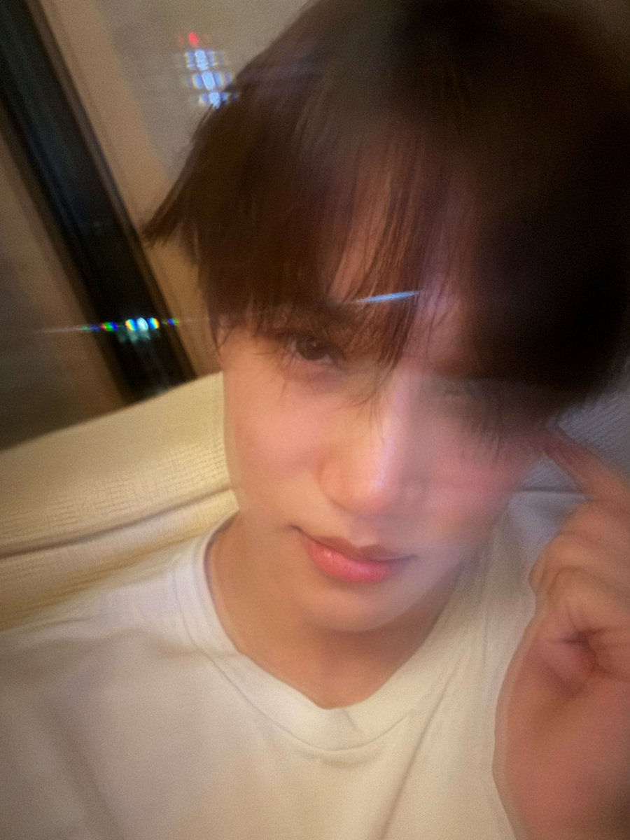 kokokbop's tweet photo. KAI, who previously bought an iPhone 17 screen protector, now changed to an iPhone 16 screen protector when his phone is an iPhone 16e 😭😭

The results of his selfies with his new screen protector: https://t.co/1PFB66L7w5