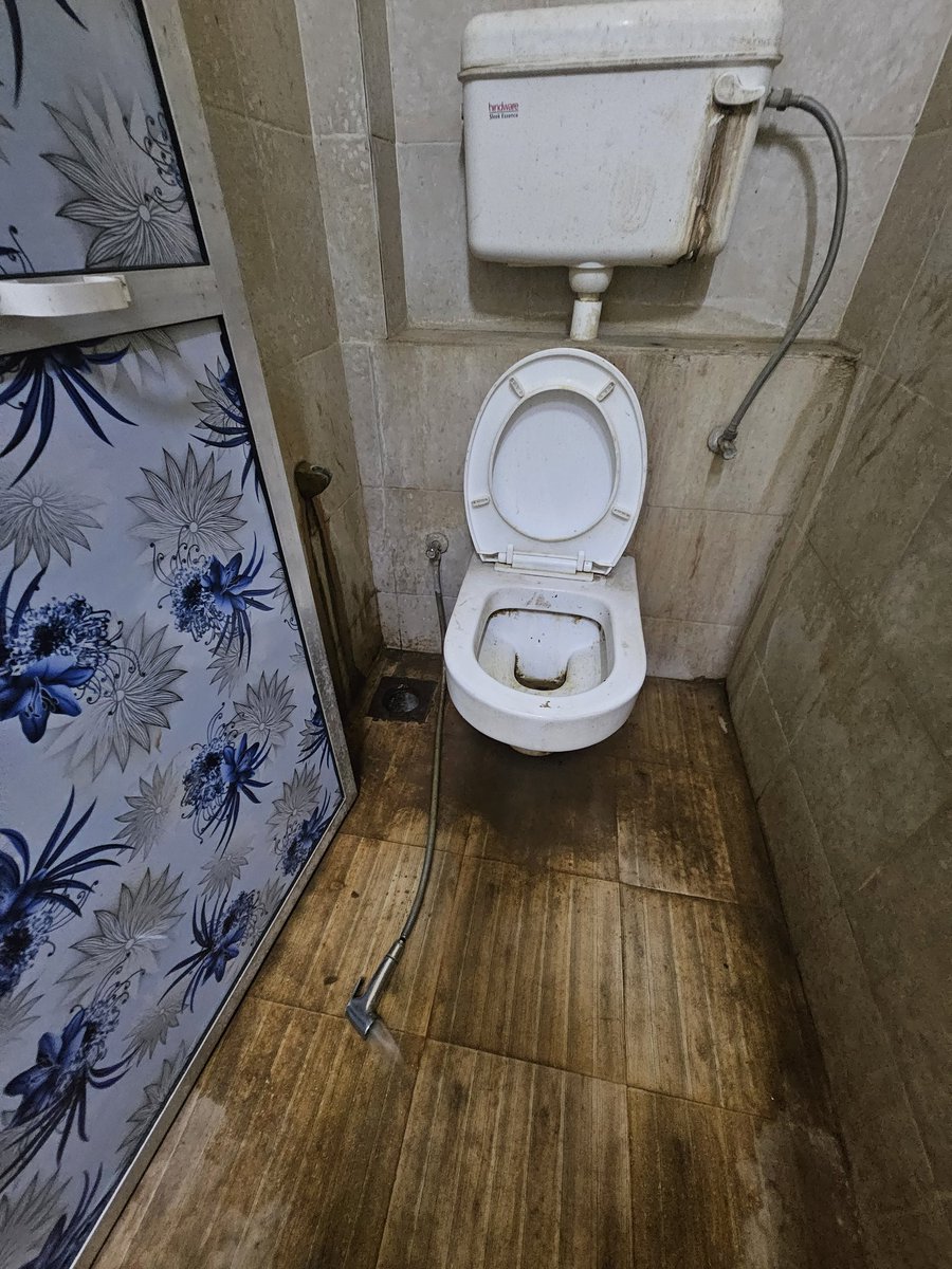 citizen1819's tweet photo. .@mybmcWardS request your kindly attention to the public toilet inside the public garden.
1) No cleanliness 
2) No water in tap

Location: Public Garden, Kanjur Village, Bhandup East 
Next to Runwal Garden heights
@mybmc https://t.co/AdfioDdil5