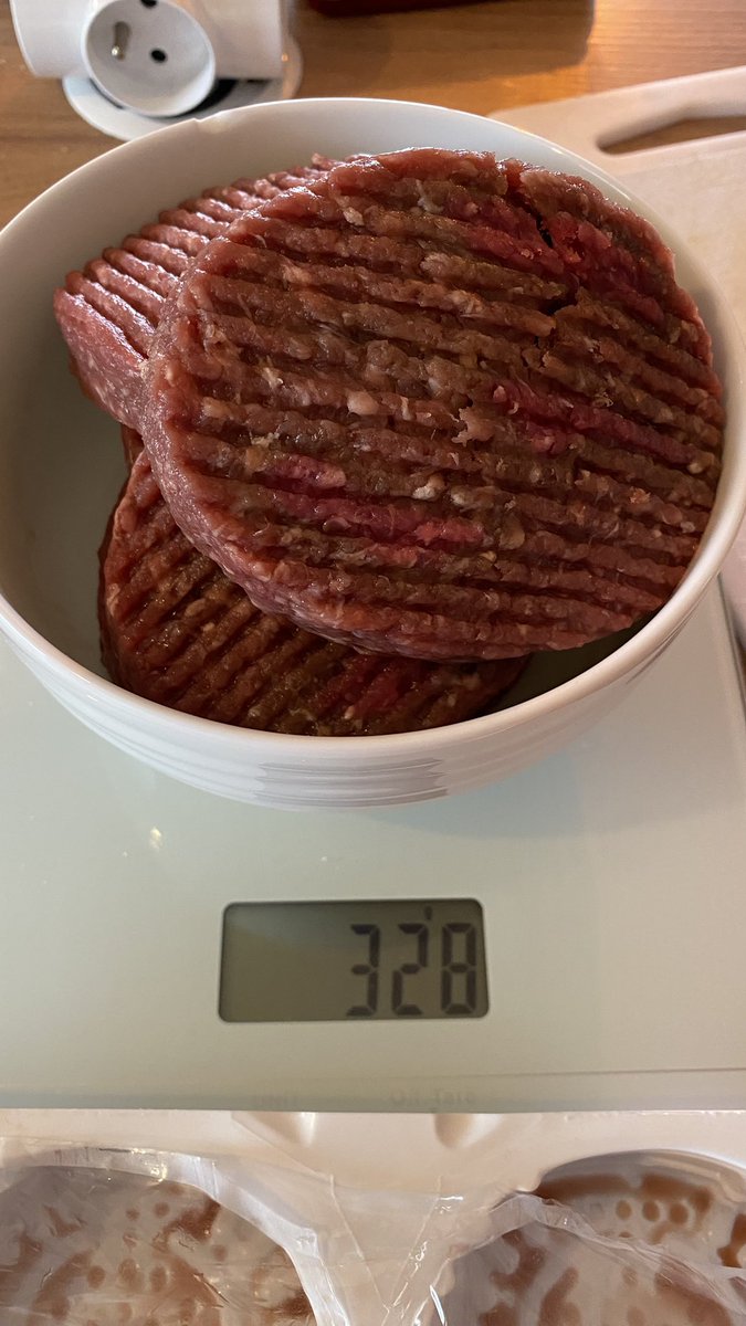 pedromagik's tweet photo. @intermarche @60millions 
Ça va Intermarché on vous dérange pas trop sur les quantités?!? 
Barquette de steaks hachés de 600 grammes avec en réalité 328 Grammes !!!! 
Du vol pure et simple!
Les jolies publicités c’est bien, ne pas voler ses clients c’est mieux !!! https://t.co/OBzGQ9OCFV