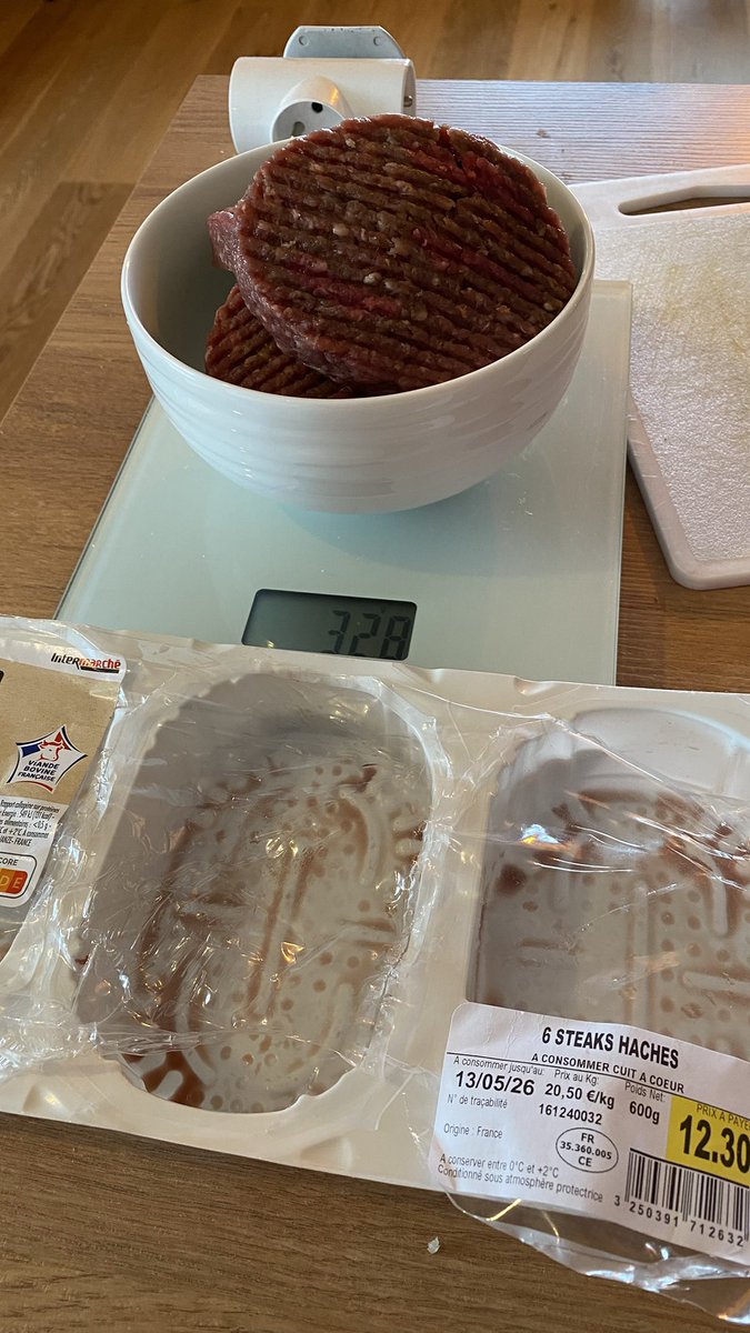 pedromagik's tweet photo. @intermarche @60millions 
Ça va Intermarché on vous dérange pas trop sur les quantités?!? 
Barquette de steaks hachés de 600 grammes avec en réalité 328 Grammes !!!! 
Du vol pure et simple!
Les jolies publicités c’est bien, ne pas voler ses clients c’est mieux !!! https://t.co/OBzGQ9OCFV