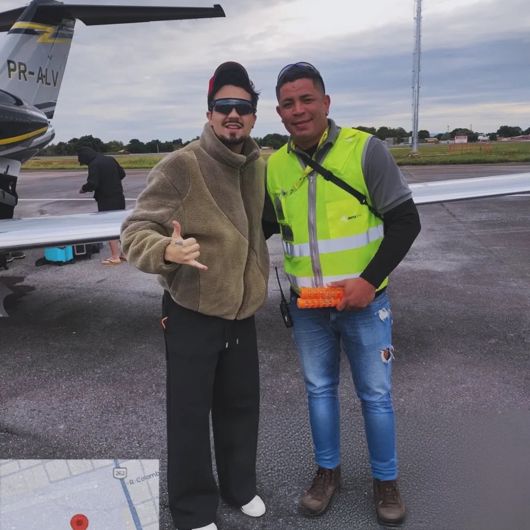 newsls's tweet photo. Pescaria 2026! 🎣 Luan Santana no aeroporto de Corumbá, na manhã de hoje. https://t.co/OO49M8JZjw