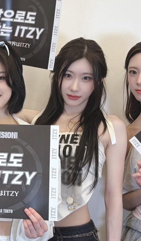 アンコールのチェリョンちゃん、白のおリボンハーフアップの清楚お嬢ルックでときめき爆発メロメロになってたら、突然ステージの上で胡座かいて座るし、後ろ向いた時美しい背中がほぼ水着状態でもう撃沈🪦🪦🪦🪦🪦