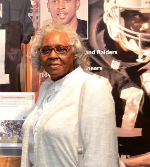 HoltzHeroes's tweet photo. Tender, strong and true! Behind each Notre Dame football player who chooses hard stands a mother who pushes &amp; believes in him. 
Here’s a sampling of the beautiful ladies who light up our lives. They are loved and we are blessed. 
☘️ 🏈 🎓🌳 #MothersDay https://t.co/PyoQH1sRMN