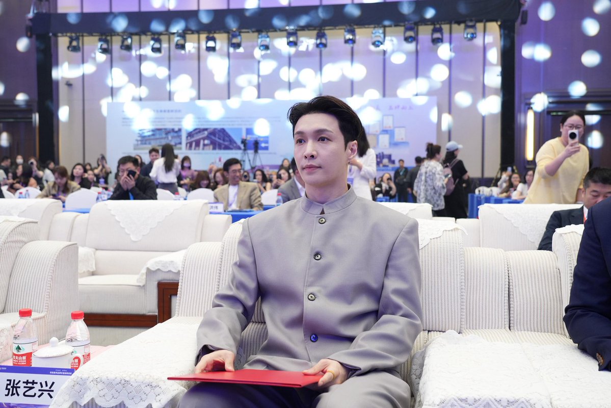 兴🐚Forever💜layzhang tweet media