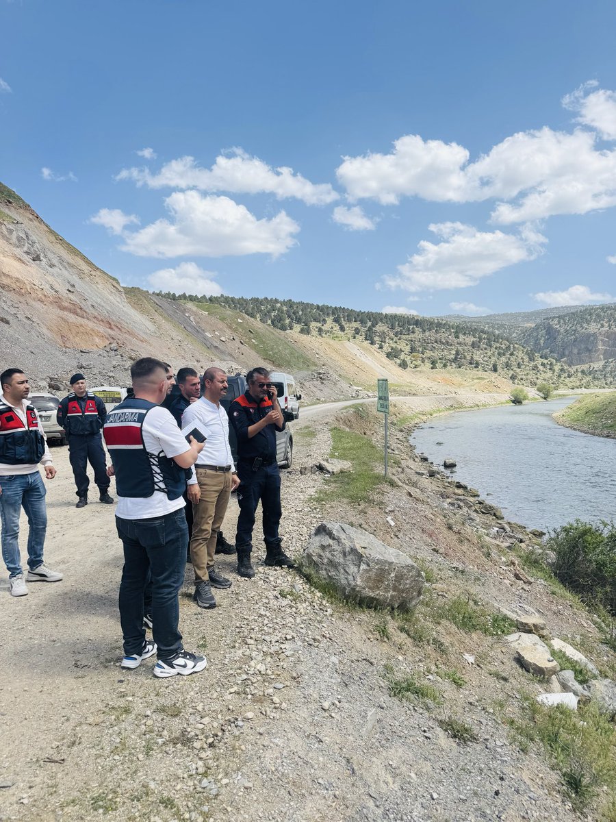 akorenkaymakam's tweet photo. ✅ Kaymakamımız Sn. İsa BERTAN, hakkında kayıp ihbarı bulunan vatandaşımıza ait aracın Avdan Mahallesi Çarşamba Çayı mevkisinde terk edilmiş halde bulunmasının ardından bölgede başlatılan arama kurtarma çalışmalarına katılarak incelemelerde bulundu. https://t.co/88s3lfBe40
