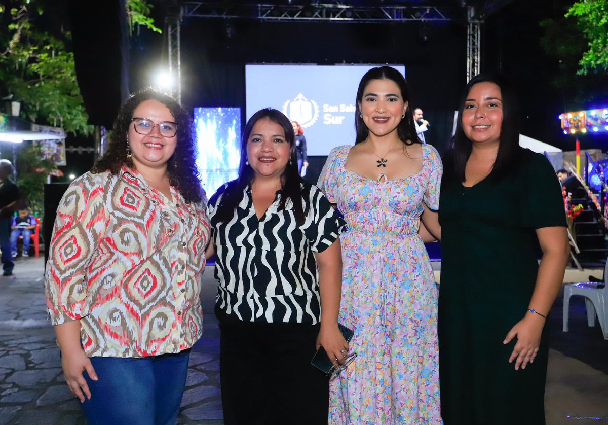 AlexiaRivasG1's tweet photo. En un momento donde la cultura y las tradiciones salvadoreñas reciben reconocimiento y admiración a nivel internacional por parte de la UNESCO, celebrar nuestras raíces se vuelve también una forma de honrar nuestra historia y transmitirla con orgullo a las nuevas generaciones. ✨🤍🌸🌿

Ser parte de la elección de la Embajadora de las Flores y las Palmas en Panchimalco nos recuerda la importancia de seguir preservando nuestras costumbres, nuestra identidad y el legado cultural que hace único a San Salvador Sur.

Muchas gracias al Alcalde @MarioVasquezSV y a todos los que hicieron posible tan linda noche que representó nuestra fe, la identidad cultural y el vínculo de nuestras comunidades con sus raíces.