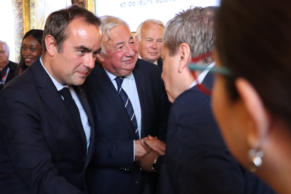 outremers360's tweet photo. 📸Retour en images sur la 21ème cérémonie de la « Journée nationale des mémoires de la traite de l’esclavage et des leurs abolitions » au #Sénat célébrant les 25 ans de la #LoiTaubira.
➡️Pour plus de photos: https://t.co/BmNx9n2OcQ
#25ansLoiTaubira #CestNotreHistoire https://t.co/2oeaHIBvqm