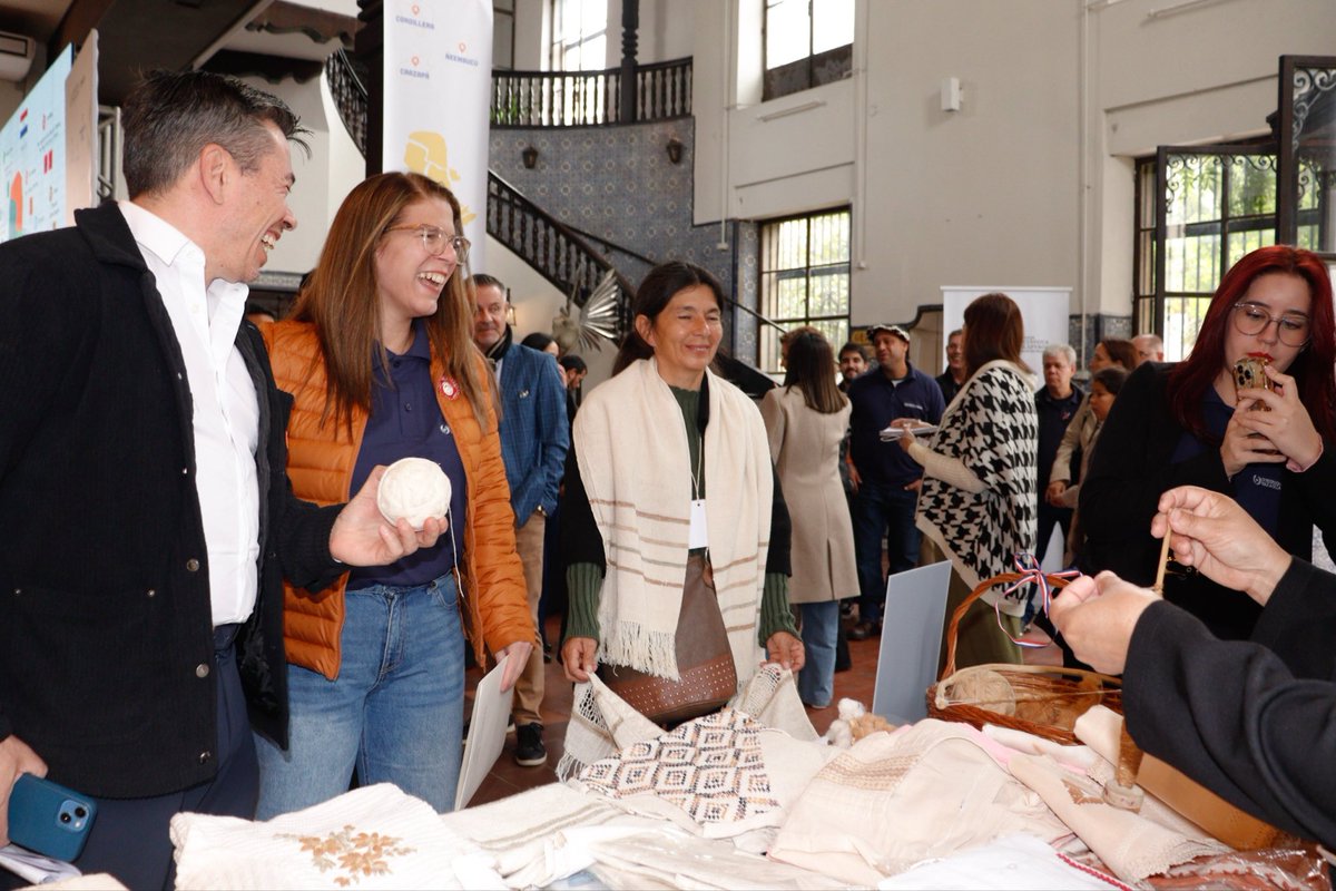 claudiafrancopy's tweet photo. Quiero expresar mi profundo agradecimiento a cada uno de estos productores por ser el motor de nuestra identidad nacional, y a cada uno de los colaboradores por llevar adelante la primera edición de esta feria Paraguay con Origen. https://t.co/aeQxPPEVtF