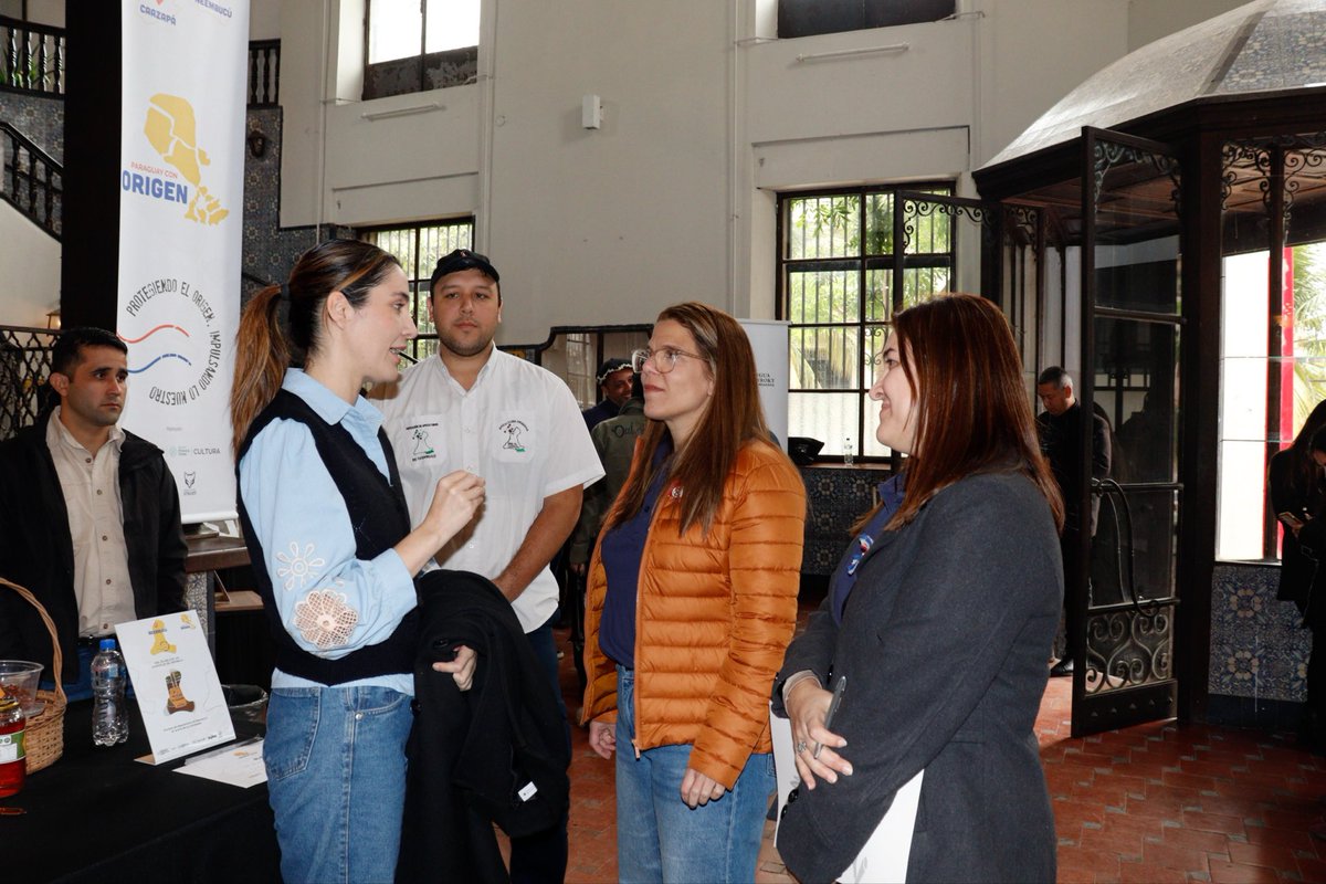 claudiafrancopy's tweet photo. Quiero expresar mi profundo agradecimiento a cada uno de estos productores por ser el motor de nuestra identidad nacional, y a cada uno de los colaboradores por llevar adelante la primera edición de esta feria Paraguay con Origen. https://t.co/aeQxPPEVtF