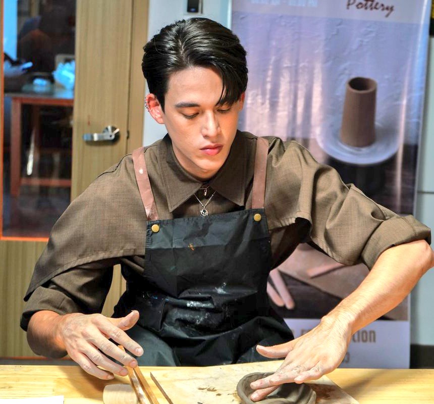 hal yang paling bikin adem menurut gue hari ini adalah gue witnessing gimana isi timeline kebagi jadi dua, antara: 

musician gawin caskey and actor gawin caskey. 

but both of them turns out jadi dua sisi koin yang sama-sama mahal harganya. soalnya mau jadi musisi atau aktor