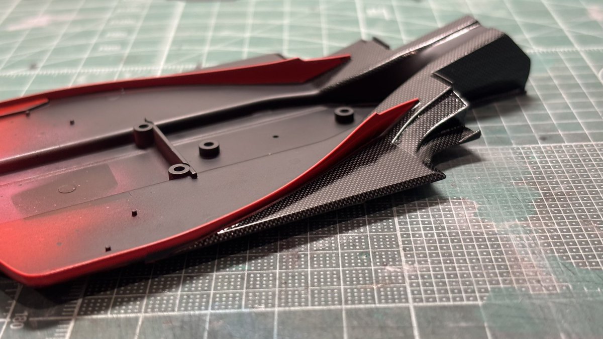 model_octopus's tweet photo. アンダートレイにカーボンデカール+黒→赤のグラデーション、地味ヘビーでした。
#All_That_Competition_Car2026
#TAMIYA #Ferrari #F2001 https://t.co/nhErCDrEZl