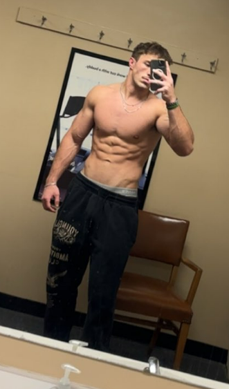 AmericanAlphas1's tweet photo. The king @CashGodCade is back and lookin hot as fuckkkk 😈😈 https://t.co/3vXz4L6tpf
