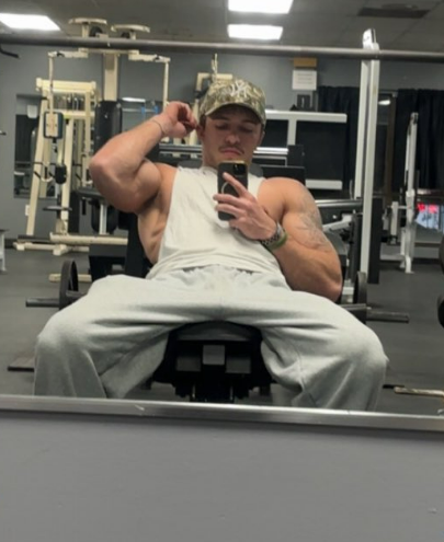 AmericanAlphas1's tweet photo. The king @CashGodCade is back and lookin hot as fuckkkk 😈😈 https://t.co/3vXz4L6tpf