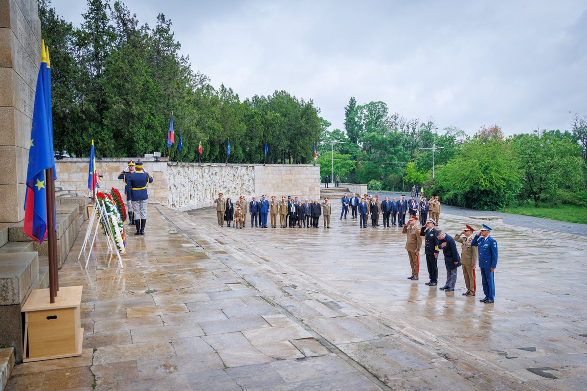 MApNRomania's tweet photo. Ceremonia militară organizată în București, la Monumentul Eroilor Patriei, amplasat în fața Universității Naționale de Apărare „Carol I”, cu prilejul sărbătoririi Zilei Independenței Naționale a 🇷🇴, a Zilei Victoriei în Europa și a Zilei Europei/Zilei Uniunii Europene🇪🇺 https://t.co/aNswpOLPxY
