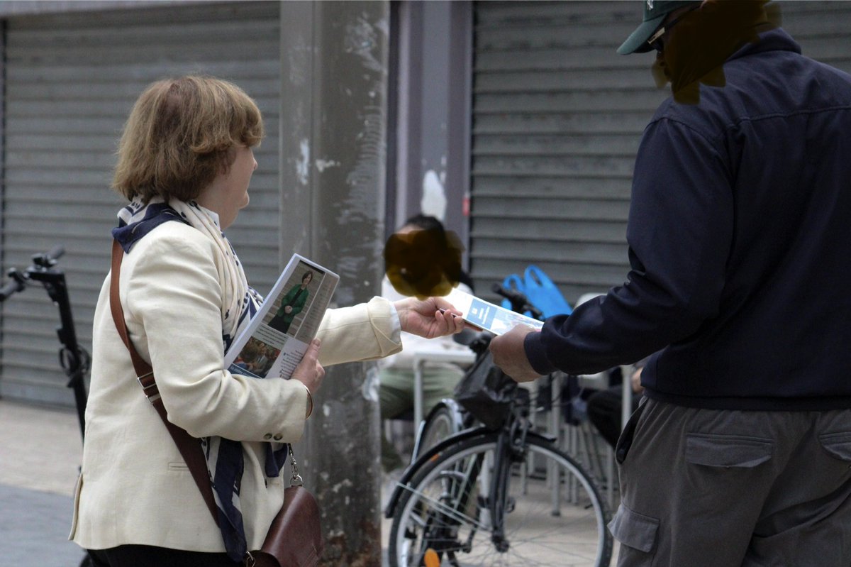 RoullaudBeatric's tweet photo. Distribution de mon bilan parlementaire (première année du second mandat) au marché de Beauval à #Meaux ce matin.
Merci à Loïc venu de loin et à Emilie et Nicolas ! 😍
@groupeRN_off
@RNational77
@RNational_off
#RN77 https://t.co/GVUI9UhTtK