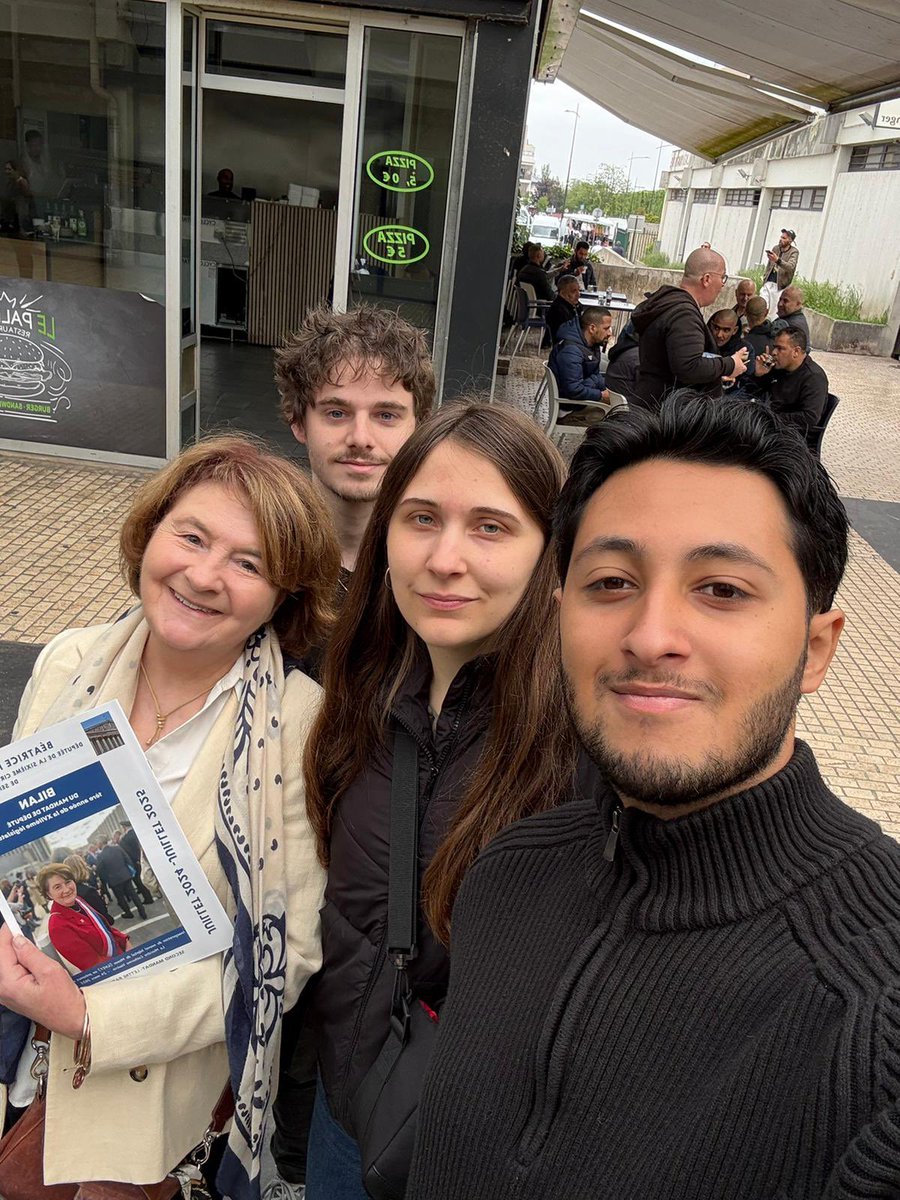 RoullaudBeatric's tweet photo. Distribution de mon bilan parlementaire (première année du second mandat) au marché de Beauval à #Meaux ce matin.
Merci à Loïc venu de loin et à Emilie et Nicolas ! 😍
@groupeRN_off
@RNational77
@RNational_off
#RN77 https://t.co/GVUI9UhTtK