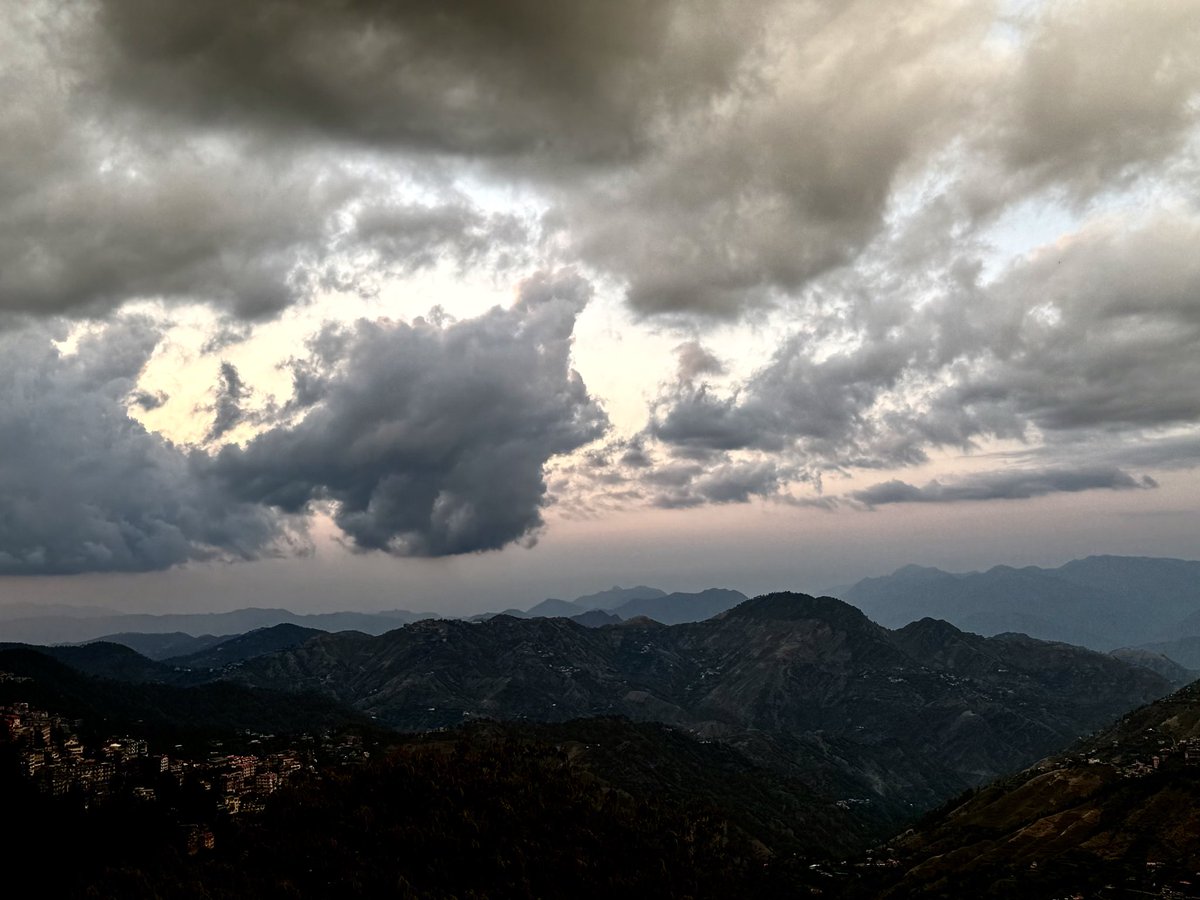 RahilMahajan07's tweet photo. 📷 (Instagram) @catchynature2021

#NaturePhotography #landscape #mountains #sky #nature #photography #sundayvibes #Sunday #GoodMorningX #SundayMorning #NatureLovers #clouds #Cloudssmoke https://t.co/cfYNXnEzG4