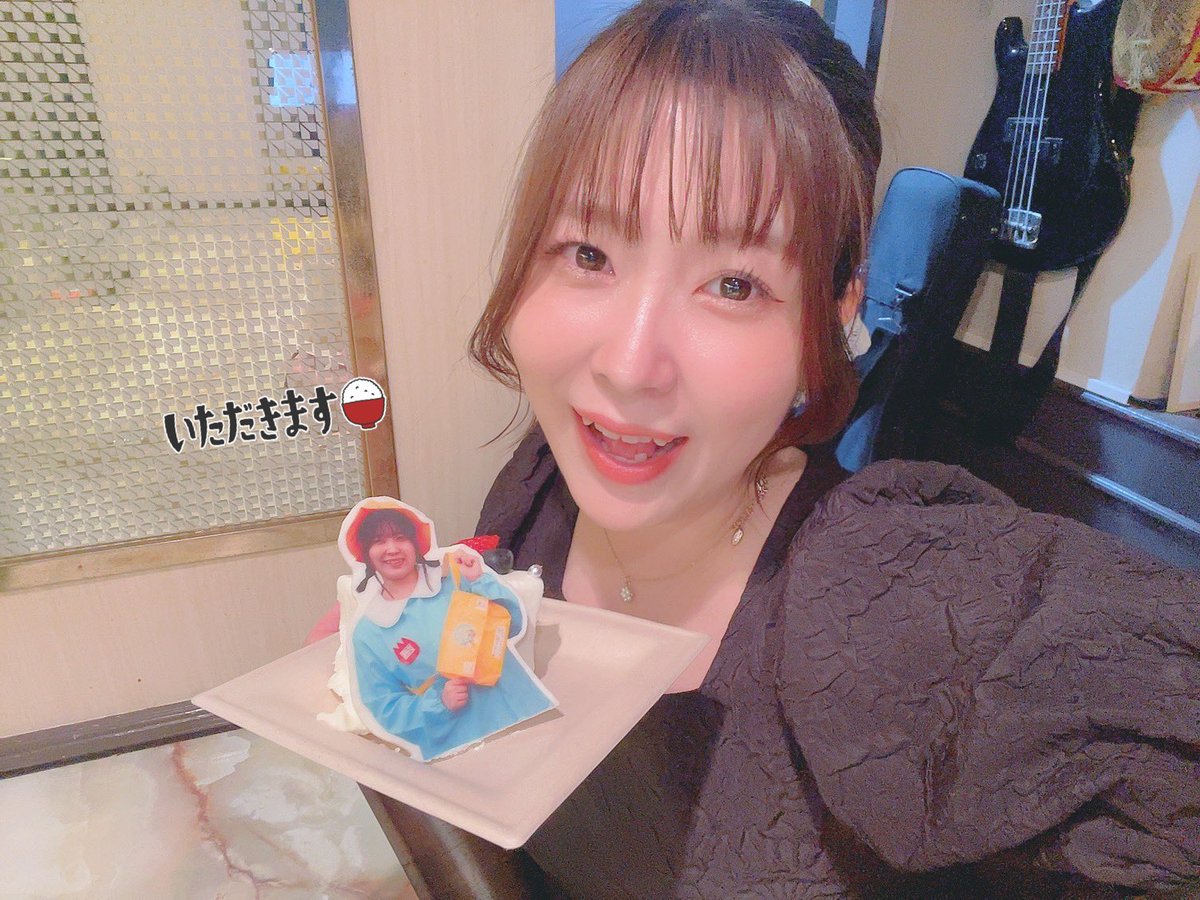 hanagirihazuki's tweet photo. 📍赤坂Music Bar Accord
花桐はづきミニライブ&amp;オフ会
ありがとうございましたっ🎂

お伝えしたいことたくさんあるのですが、
今日のライブでの大合唱を聴いて、まだまだ私は音楽を続ける意味があるんだなぁって思えました🥹
いつも支えてくれるあなたのおかげだよ！ありがとう！

ご飯完売うれしっ🍽️ https://t.co/zvsCggikOl
