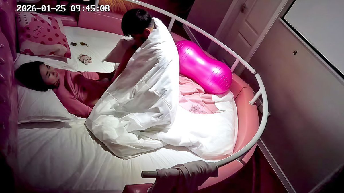 情趣房盗摄偷窥泄密出品，苗条人妻小少妇上午与男同事开房精彩偷情性交实录，姿势玩得是真够多，奶子压着瑜伽球让男同事后插，情趣销魂弹力椅女上位前后乘骑，呻吟叫声给力，超级精彩会玩 https://t.co/AxtYaNnEfS