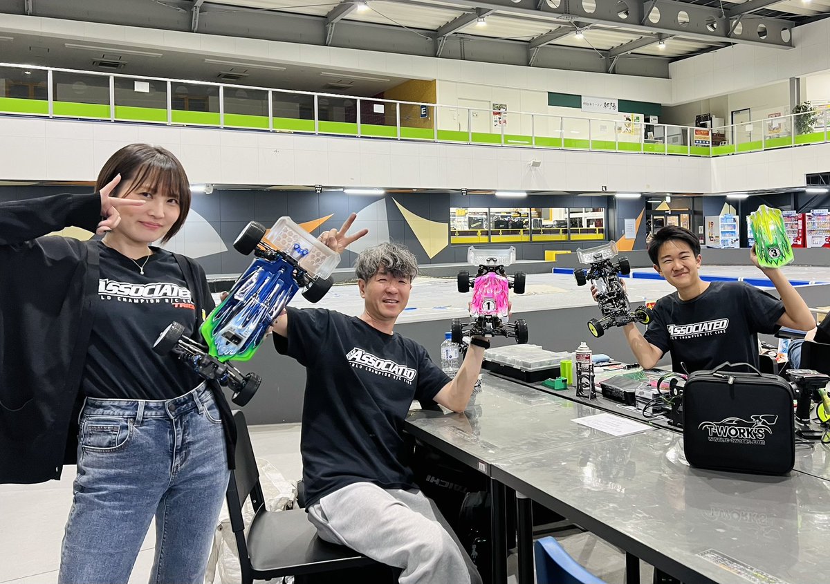 torichi34's tweet photo. 5月つくぱーラウンドレース🚙
with TeamAJの愉快な仲間たち💃
今回も140台超えの大盛況！！
2WD4位、4WD7位でした🥺
午前午後で路面が変わり、私は荒れまくりましたが、中学生たちの勢いがすごかった😂
次回も頑張ろ〜✨
#TeamAJ #RC10 #B84 #B7 #Associated 
#RC #ラジコン #つくばRCパーク #とりおん https://t.co/FmgXEmMstD