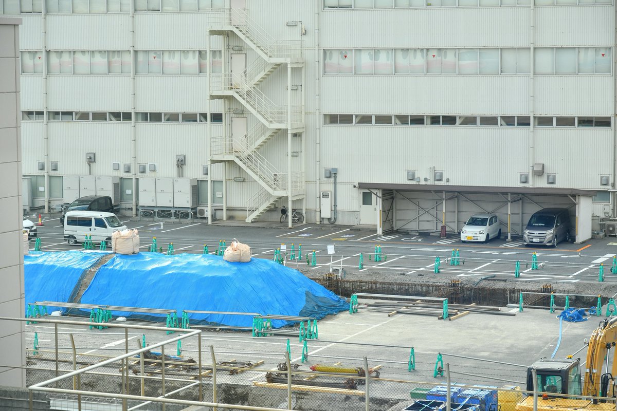 disney_04150420's tweet photo. 2026年5/7

旧バージ置き場

真ん中のアスファルト等を壊さず、周りに基礎を作っている？模様
これから壊すにしてもなんか遅いような…？

お隣のフロート製造建屋みたいな建屋を作るのか否か
淡い希望だけど、フロートやバージを製造する建屋を作ってると思いたい

 #TDR周辺状況 https://t.co/6DY6A1zuWQ
