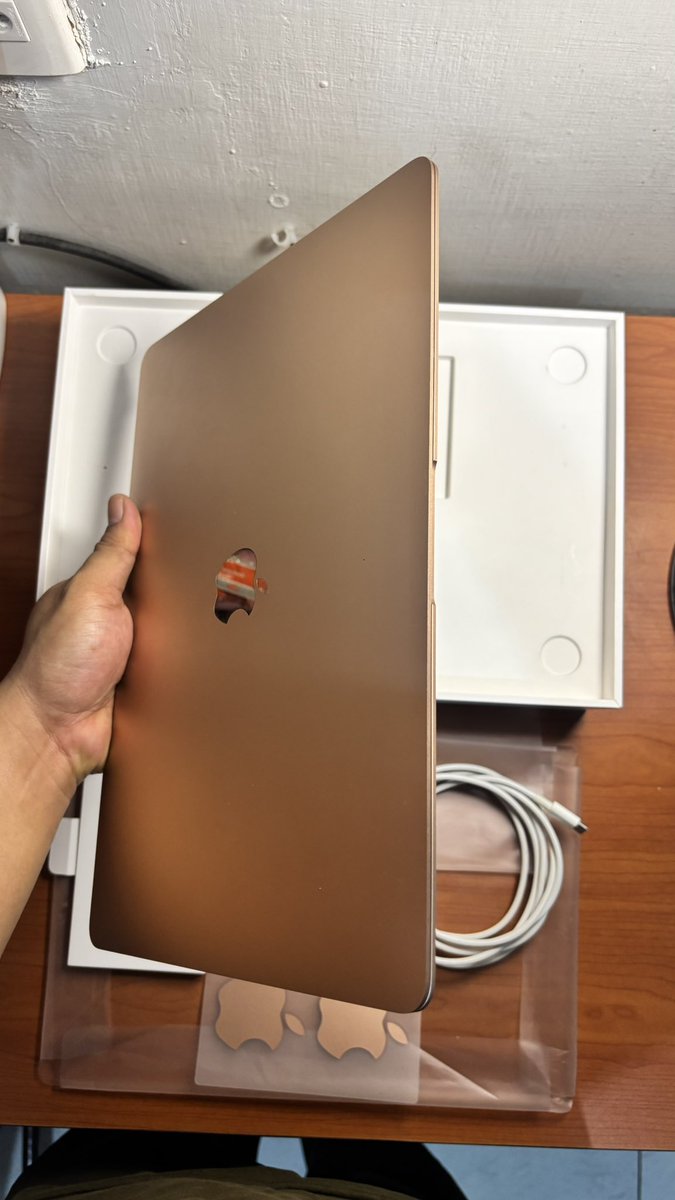 FathanAlfan's tweet photo. MacBook Air Retina 13 inch 2020 Gold unit Ibox
Fullset siap pakai
SSD 256 GB | RAM 8 GB

Detail Mac
RAM 8 GB 3733 MHz LPDDR4X
Intel Iris plus Graphics 1536 MB
SSD 256 GB
Cycle count 10
Full charge capacity 4299
Status Battery Normal
MacOS Sonoma
Kondisi fisik ?
95% pemakaian https://t.co/CHy8tSg8jZ