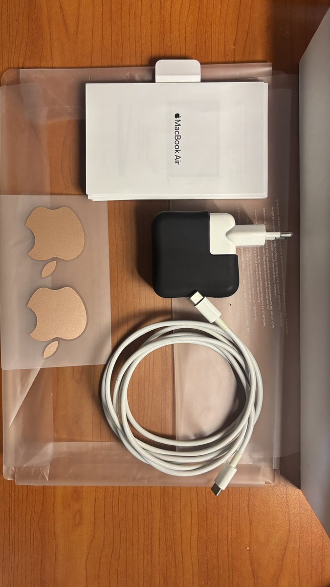 FathanAlfan's tweet photo. MacBook Air Retina 13 inch 2020 Gold unit Ibox
Fullset siap pakai
SSD 256 GB | RAM 8 GB

Detail Mac
RAM 8 GB 3733 MHz LPDDR4X
Intel Iris plus Graphics 1536 MB
SSD 256 GB
Cycle count 10
Full charge capacity 4299
Status Battery Normal
MacOS Sonoma
Kondisi fisik ?
95% pemakaian https://t.co/CHy8tSg8jZ
