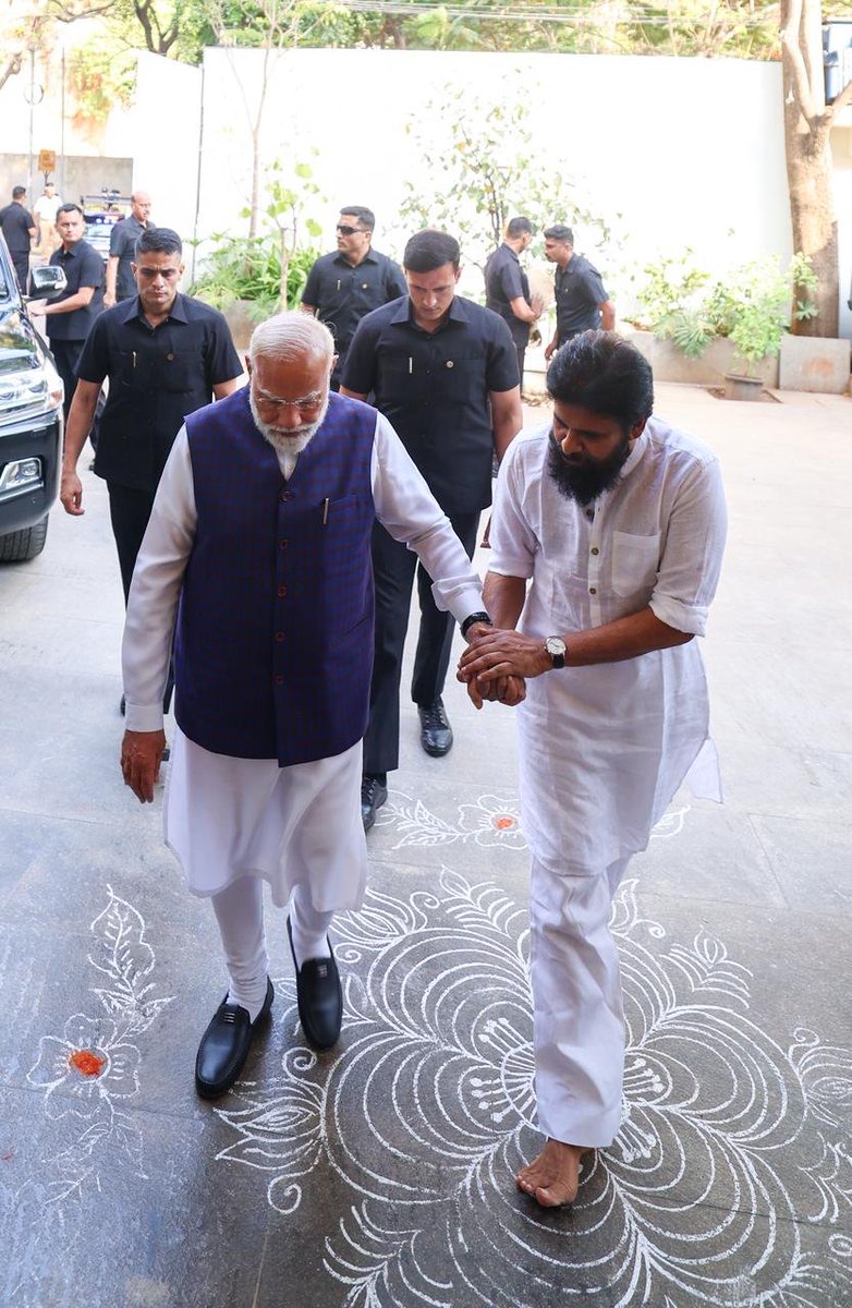 TeamPowerSena's tweet photo. "గెలుపోటములకు అతీతంగా పార్టీని నిలబెట్టి, ఎన్డీయే కూటమికి పునాది వేసిన నాయకుడు. అందుకే ప్రధాని మోదీ గారికి జనసేనాని అంటే అంత ప్రత్యేకమైన గౌరవం!"

#ModiMeetsAandhi https://t.co/Jvo5Au4z0S