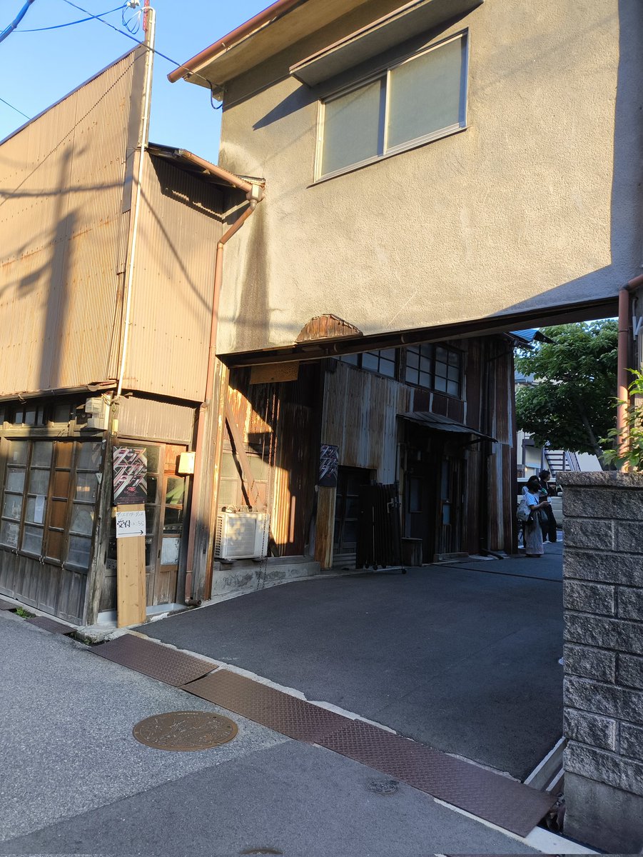otoutanews's tweet photo. 今日は桃谷の元木材倉庫で行われた「ダンスアフターダンス」2日目夜公演へ。音楽とダンスがいい感じに近いなーと感じていた大阪のある時期や、米子さんのやってたFLOATを思い出しつつ、またこういう場が立ち上がってきて（お客さんも集まってて）いるのが嬉しかったし楽しかったです。いい夜でした。 https://t.co/i6AFmye8yY