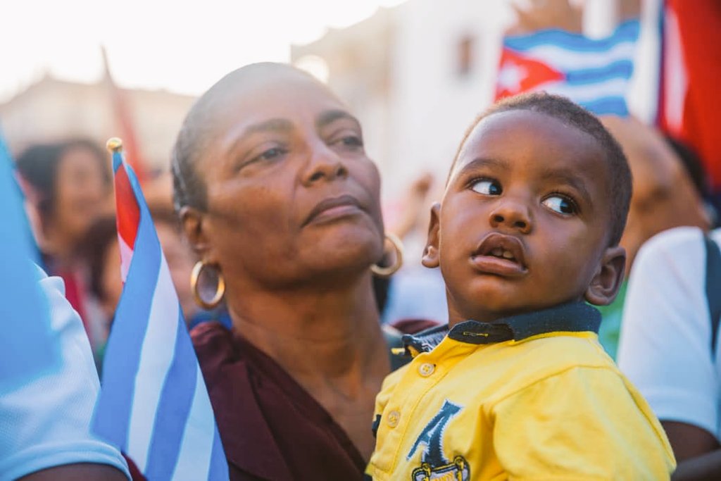 RevistaMujeres's tweet photo. Hoy celebramos la resistencia cotidiana de mujeres que convierten cada día en victoria.  
A todas las #madrescubanas:  gracias por sembrar vida, por sostener comunidad.
Estén donde estén, siempre #Matria, territorio de afectos y cuidados.
#DiaDeLasMadres https://t.co/KJJofJKlct