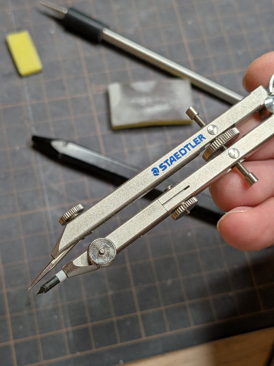 もしやと思ってステッドラーのコンパスにクレオス ラインチゼルの刃を入れたらシンデレラフィット！