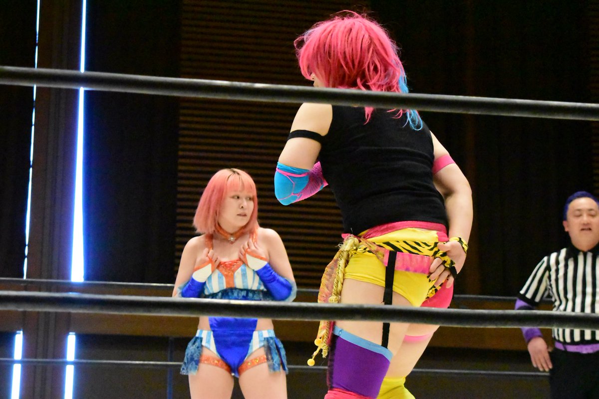 nekomataCatS's tweet photo. 5月10日
▼第3試合
❼
プロレスの試合中、令和にこんな暴力的な事アカンと思うねん!と責められるバニーさん。
#バニー及川
#ASHUKA
#mbpw
#マジックボックス https://t.co/Q7v85XyhT8