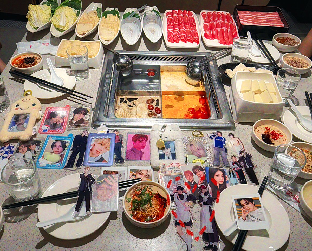 WooLong_Ti's tweet photo. 오늘 메이드의 날이라길래 주인공 시켜줫다 … =  ̫ =
건이롱이 맛있는 거 많이먹어 › ·̫ ‹ ♡ •︿• https://t.co/7UAmVoRlMU