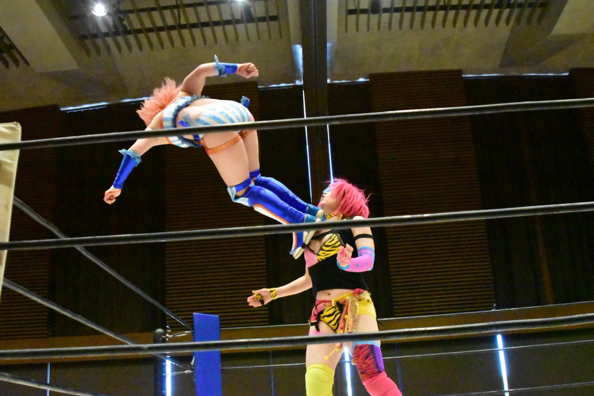 nekomataCatS's tweet photo. 5月10日
▼第3試合
❽
とっても暴力的に美しいコーナーからのミサイル!!
#バニー及川
#ASHUKA
#mbpw
#マジックボックス https://t.co/YxnI8jple0