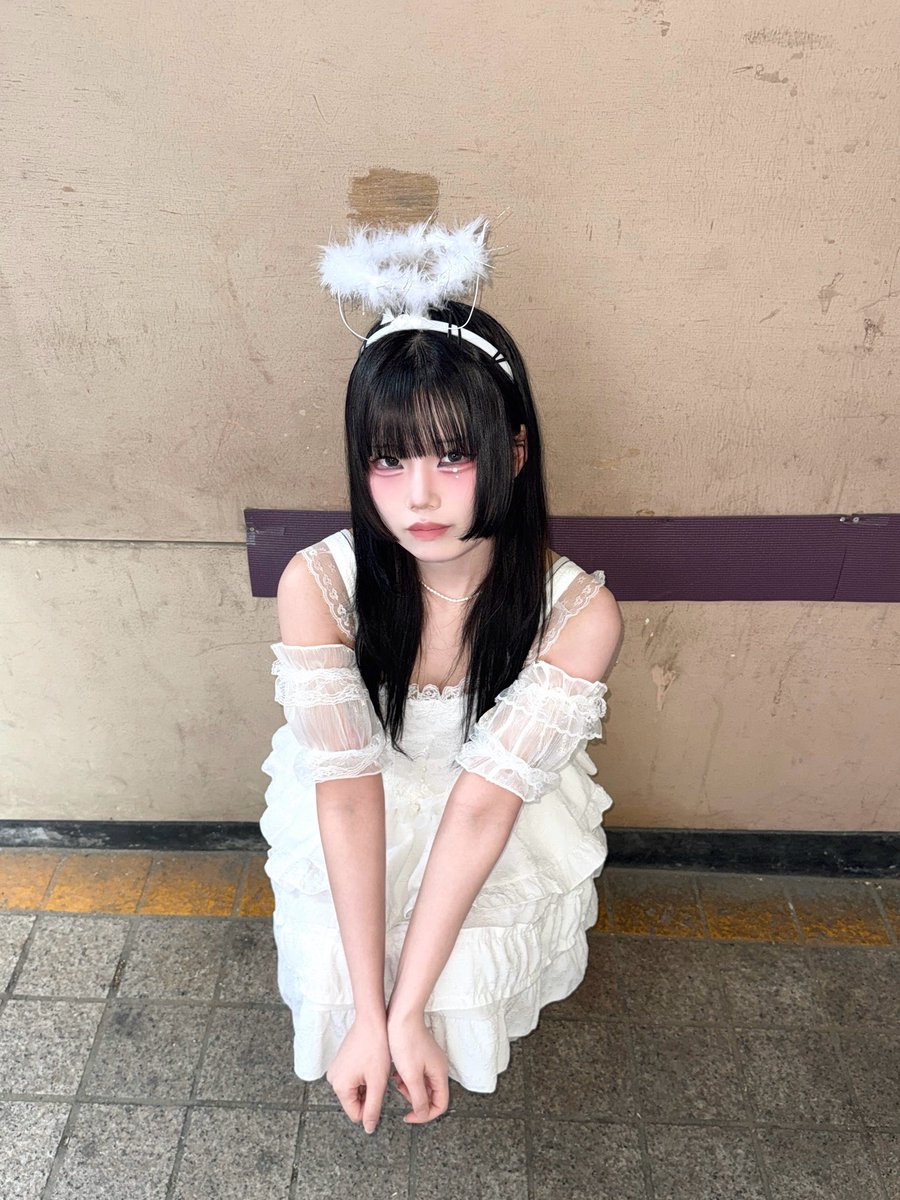 「天使か悪魔になってね ❤︎」

천사든 악마든 되어줘︎ 출연했습니다!!
난 천사가 되었다!!

평소에 악마 같은 옷(?)을 좋아하지만 새로운 모습을 보여주고 싶어서 천사가 되어봤어요~!~!
이런 공주옷… 자아가 생긴 후로는 정말 처음 입어봤고요… 흰옷 입고 팔을 내놓고 있으니까 너무 까매보임😢