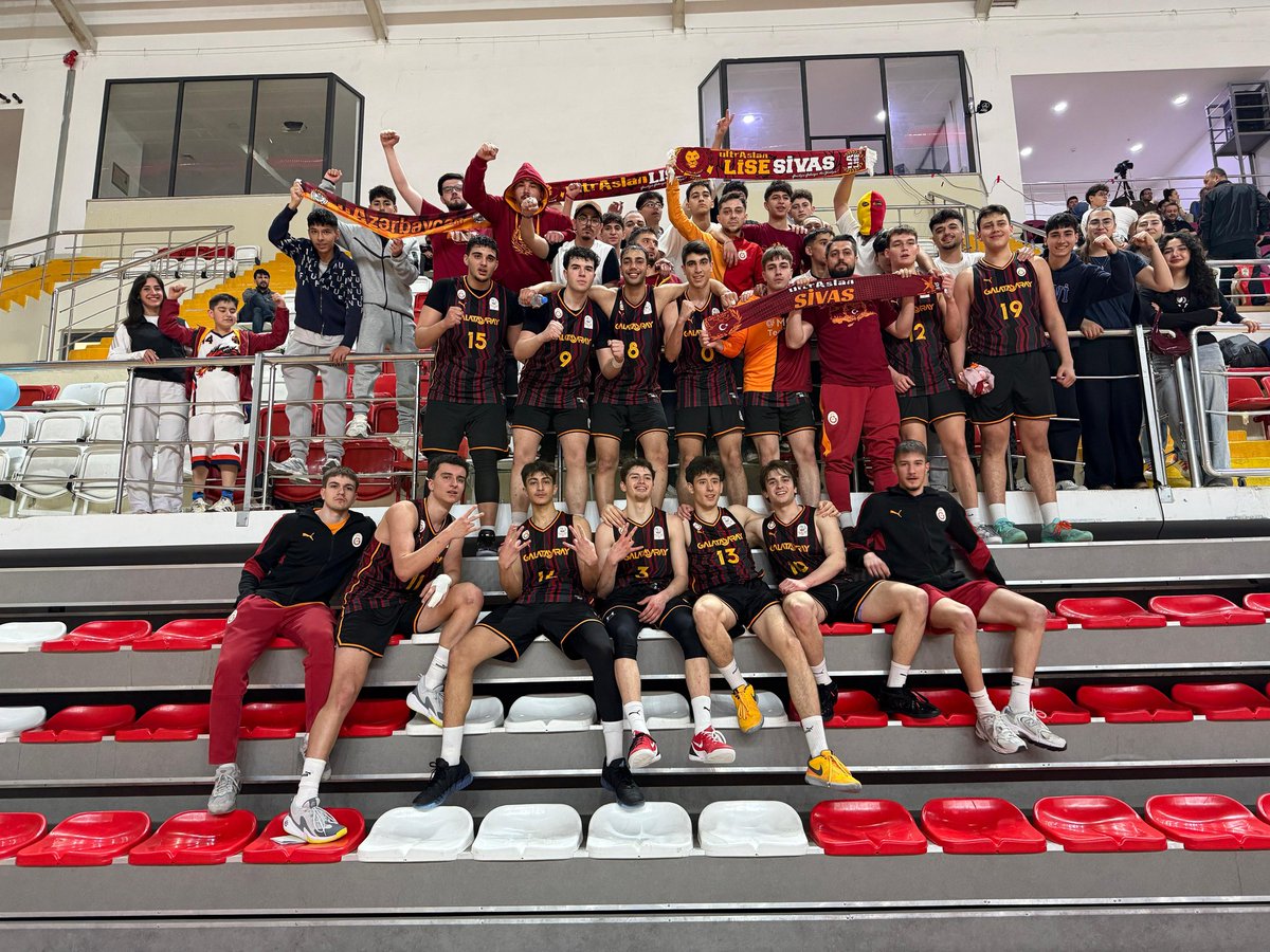 uAUNICumhuriyet's tweet photo. SEN SALONDA PARKEDE, BİZ BURADA TRİBÜNDE!

Galatasaray U18 erkek basketbol takımımızı şehrimizde f*n*rb*hç* ile oynadığı karşılaşmada yalnız bırakmadık. #ultrAslanUNI https://t.co/Ya99B98da5