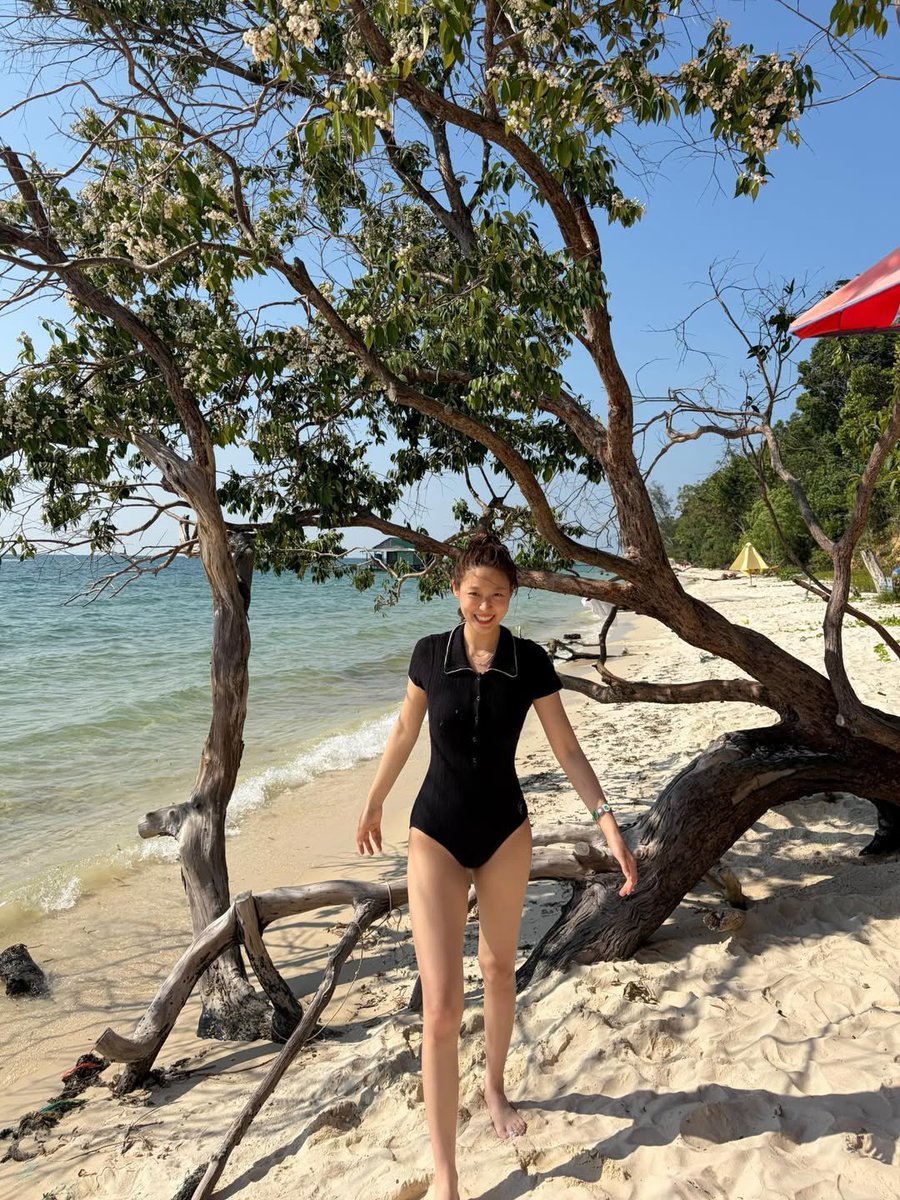 ddeolphin's tweet photo. a place so heavenly and i gotta admit that i’ve always been a summer person since forever. https://t.co/LXc5QmhHwD