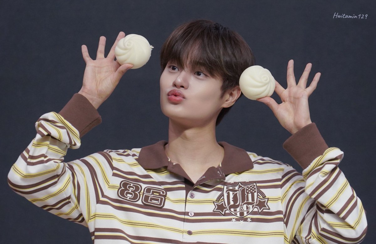Hwitamin129's tweet photo. 260418 메이크스타 대면팬싸

만두 먹자 (˶ᵔ ᵕ ᵔ˶)♡

#AB6IX #이대휘 https://t.co/7BM8C9g3aq