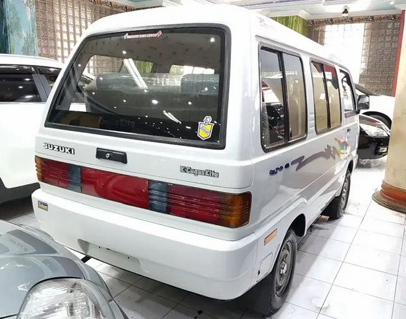 cand26_'s tweet photo. @Kentia_00 And when Hyundai revealed the latest Santa Fe about 3 years ago, it was instantly mocked and bullied by many Indonesians because the rear end looked like one of those coachbuilt Suzuki Carry vans (or "minibus"). https://t.co/Z2A6wzJwYe