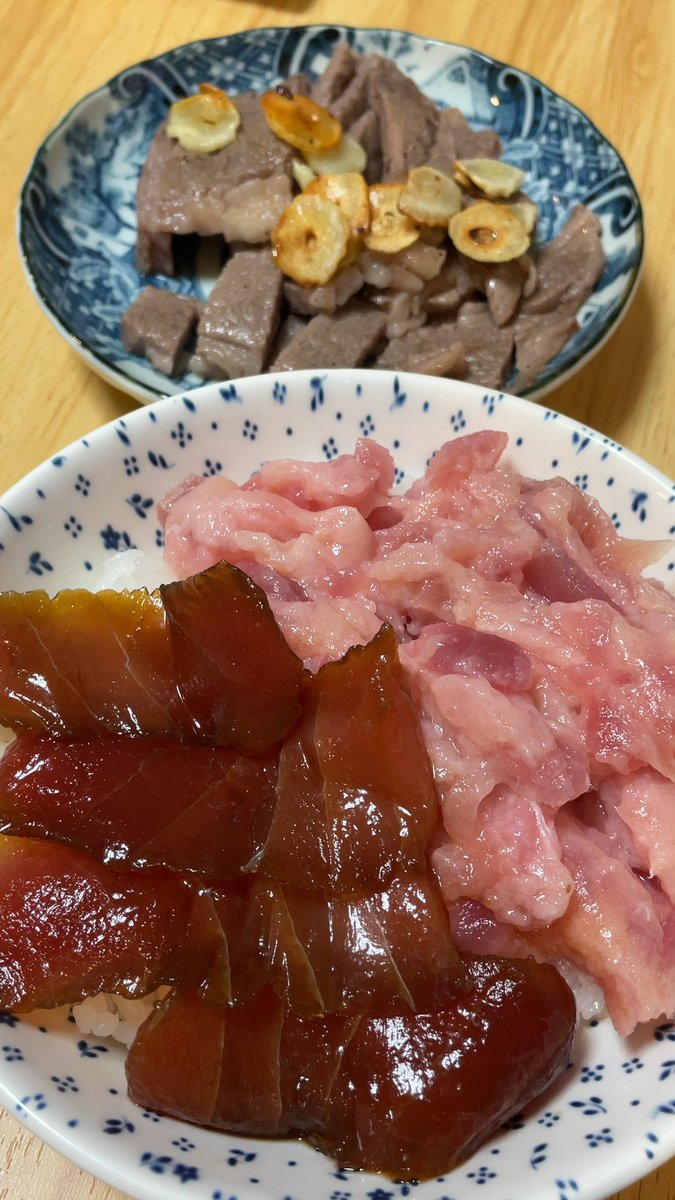 baldhead168's tweet photo. 夜の男飯😎

今日はずっと外出していたので簡単に！

マグロ丼とステーキ😊
マグロの刺身を漬けにして、冷凍庫のマグロたたきを乗せただけ！

美味しいから、よしとする🤤 https://t.co/0Y4J8ThE49