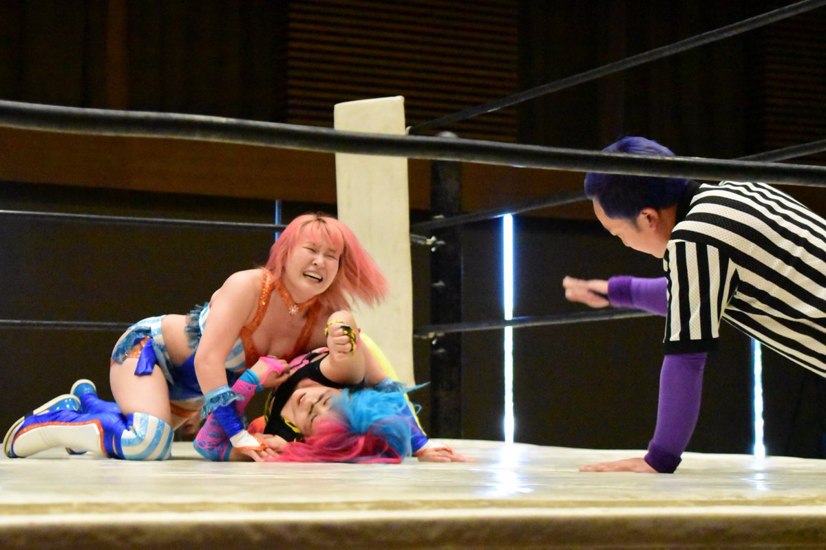nekomataCatS's tweet photo. 5月10日
▼第3試合
❾
暴力返し!!(プロレス
#バニー及川
#ASHUKA
#mbpw
#マジックボックス https://t.co/UrqUYJNw0W