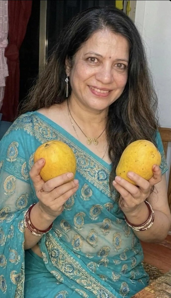 cgpuja088's tweet photo. मीठे हैं आम  है मिठास आँख अधरों पर
बासी  नहीं हैं   वास  रंग   बतलाता  है ।
मिलता  है  स्वाद - सुख जीवन जनम का
रसना को एक बार यदि रस मिल जाता है ।
   ×         ×     ×      ×        × https://t.co/H1dp2LIBR8