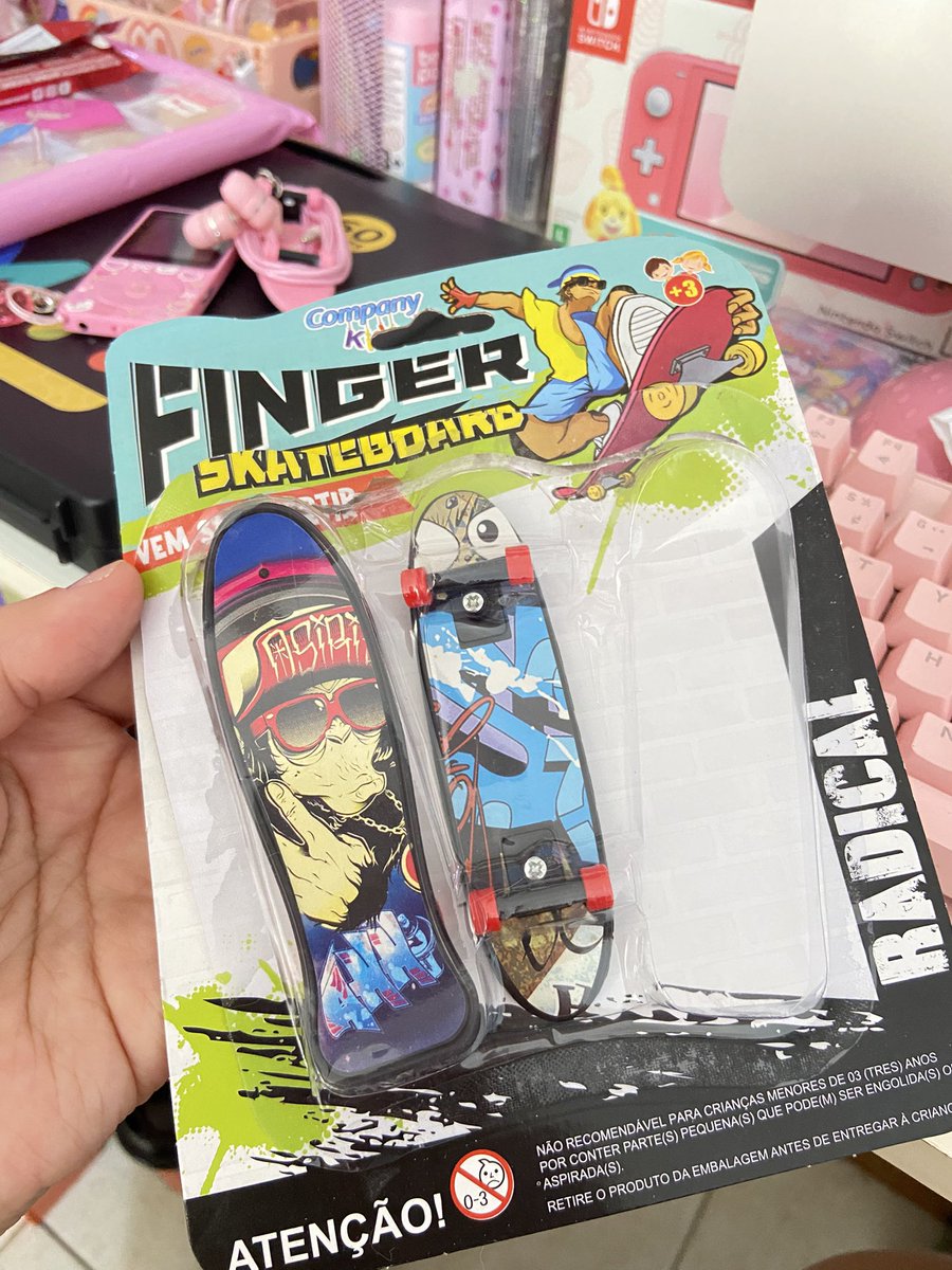 nininabix's tweet photo. fiz um chaveiro de skate porta fone de ouvido e pintei com minhas canetas acrílicas da enmy! ficou uma graça💗 https://t.co/GZsab1YqXW