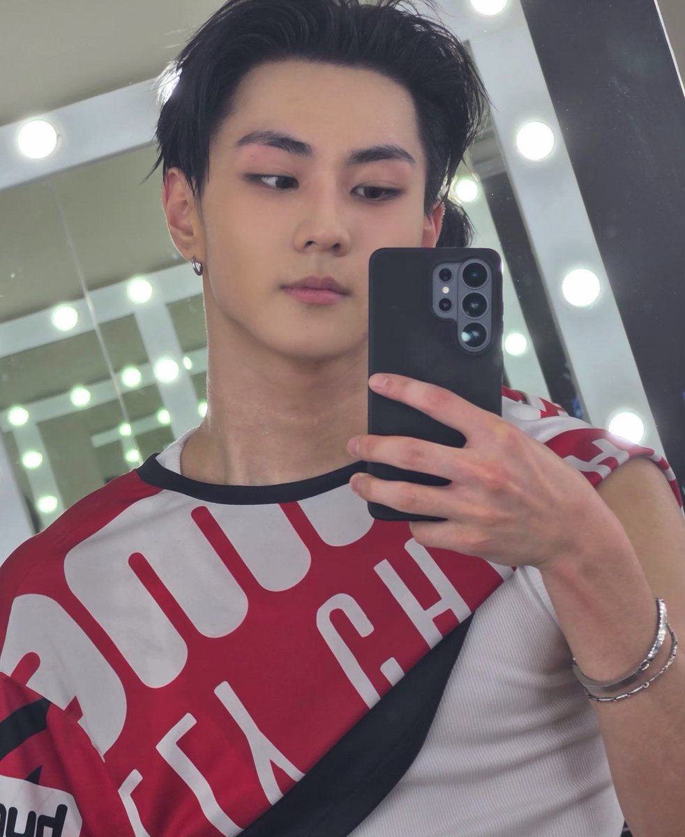 this sungwon mirror selfie is worse than seeing them naked btw….