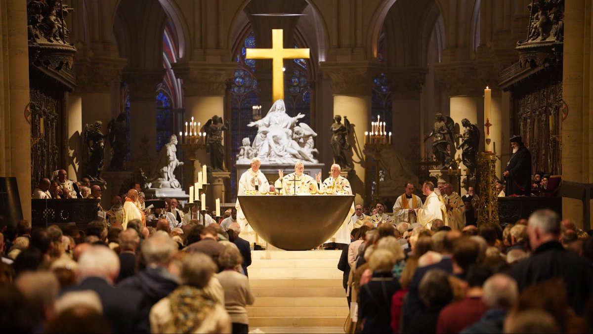 notredameparis's tweet photo. Grande joie d’accueillir ce dimanche la messe annuelle de l'@OeuvredOrient, qui fête cette année ses 170 ans, en la cathédrale @notredameparis.
Une célébration présidée par le cardinal Gugerotti en présence de nombreux délégués des Églises orientales.
#JournéedesChrétiensdOrient
@MgrUlrich @HdWoillemont