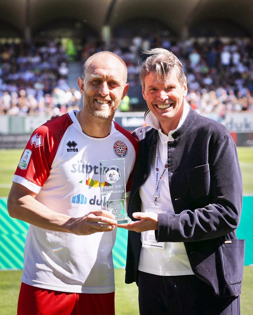 😳🇮🇹 INCREÍBLE esto que pasó en la Serie B de Italia, antes de jugarse los PLAY-OFFS por NO DESCENDER a 3RA.

⛔️ Andrea Masiello de Süditrol DECIDIÓ RETIRARSE DEL FÚTBOL, en la antesala al partido por la permanencia vs Bari, su EX EQUIPO.

⚠️ ¿El motivo? Es ODIADO por los hinchas