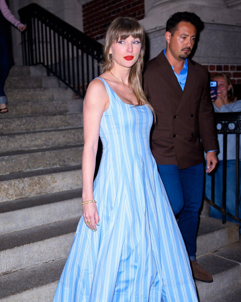 HelloCanada's tweet image. Taylor Swift wore the most lovely sundress for a night out in New York City with her dad ☀️🌻✨ The pop superstar, 36, looked so summery in the pinstriped ensemble, accessorizing with opal jewelry in a fun nod to her hit song 'Opalite'🌷 

📸 : Getty
#TaylorSwift #CelebrityStyle
