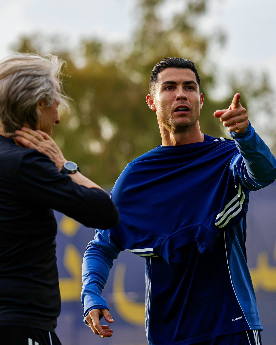 Curtis reign tweet media